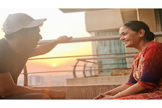 Vicky Kaushal observes sunset with mom, shares adorable picture