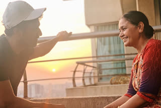 Vicky Kaushal observes sunset with mom