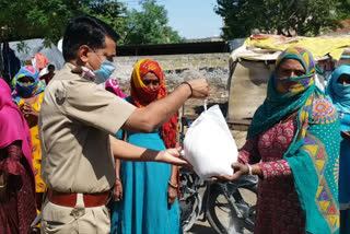 Police distributing food to poor, अलवर में लॉक डाउन, पुलिस बांट रही खाना