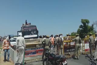 Jhansi police stopped thousands of laborers at the border