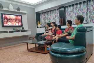 Arun Govil watches Ramayan with family, photo goes viral