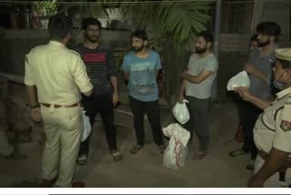 13 Kashmiris who are stuck in Guwahati due CoronavirusLockdown were given food materials by Police