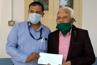 Hassan doctors to the chief minister's relief fund of Rs One lakh