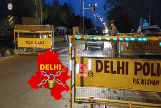 Delhi Police checking vehicles in lockdown