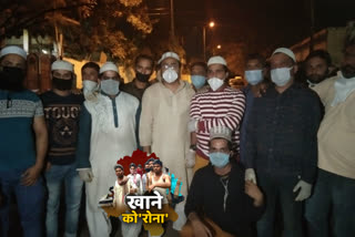 Youth gives food to people at Turkman Gate in delhi