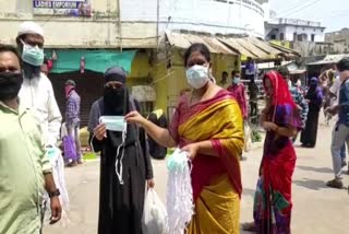 masks and water bottles distribution in market