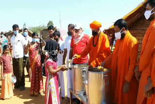 Daily distribution of food from Chitradurga Murugamahatha