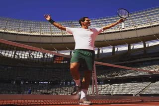 Practicing Social Distancing: Federer shows off his trick shots