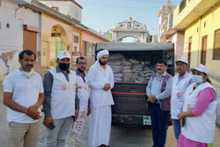 Social organizations providing food to migrant laborers in Bhiwani