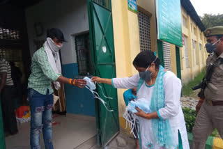 Ghaziabad Mayor Asha sharma distributed mask-sanitizer to people staying in shelter