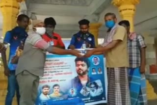 ஆதரவற்றவர்களுக்கு உணவு வழங்கிய விஜய் ரசிகர்கள்