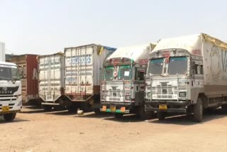 truck drivers got stuck after the lockdown on mumbai nasik highway