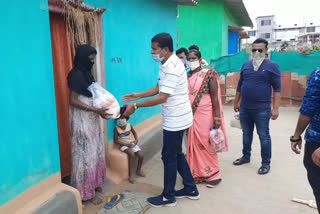 kondagaon mohan markam distributing ration