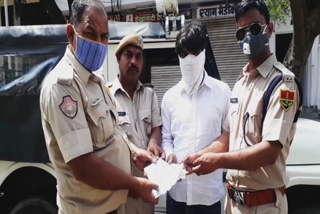 police Returned cheque fell on road , लौटाए सड़क पर गिरे चेक