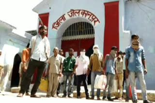 कानपुर जिला जेल से पैरोल पर छोड़े गए 65 कैदी.