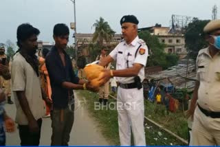 dibrugarh-police-and-press-distribute-food-to-needy-people