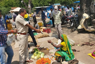 police distributed mask to poor people