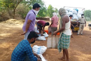 police distributes vegetables to villagers in jagdalpur