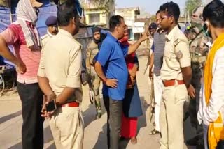 fight between shopkeeper and policemen over lockdown in garhwa
