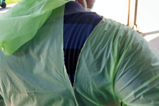 Indian doctors fight coronavirus with raincoats