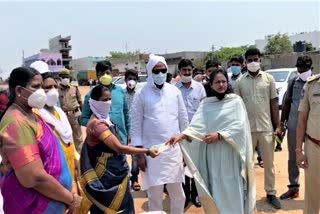 Distribution of rice money to migrant laborers in Janagama