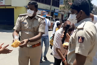 hindu and muslims together served food to poor and needy people during lockdown in bangalore karnataka