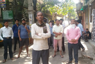 peoples seeking for food during delhi lockdown in sarita vihar rajsthani camp