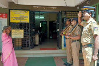 അപൂർവ യാത്രയയപ്പുകൊണ്ട് ശ്രദ്ധേയമായി  POLICE GUARD OF THE ORDER THRISSUR  പാർട്ട് ടൈം സ്വീപ്പറിന് ഗാർഡ് ഓഫ് ഓണർ നൽകി  അർഹമായവിധം യാത്ര