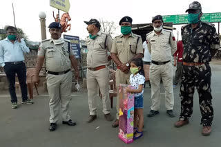 Piggy bank  Corona donation  PM Cares  Lockdown  6-yr-old donates to PM-CARE Funds  ദുരിതാശ്വാസ ഫണ്ടിലേക്ക് പണം നല്‍കി ആറു വയസുകാരി  ഭോപ്പാല്‍  മധ്യപ്രദേശ്  പി.എം കേര്‍ ഫണ്ട്