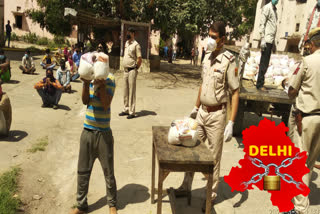 Lockdown, Sarojini Nagar police distributing ration and food to those without ration cards.