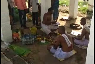 ತಿಥಿ ಕಾರ್ಯ ನಡೆಸುತ್ತಿದ್ದವರಿಗೆ ಖಾಕಿ ಬಿಸಿ