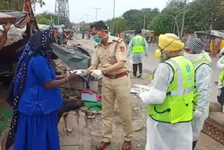 delhi police with aman committee aware people of rajouri garden slums over corona