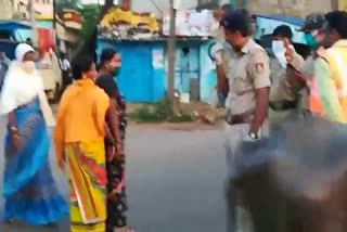 police and road side traders fight