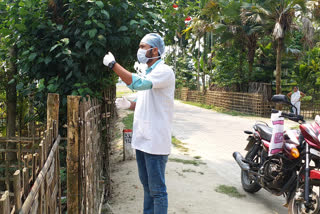 heath worker trying to aware people about corona virus