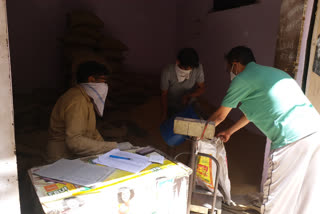 Arvind Kejriwal  Ration in delhi  Coronavirus  Covid-19  lockdown  Khan Market  New Delhi  Imran Hussain  ഡൽഹി സർക്കാർ റേഷൻ വിതരണം ആരംഭിച്ചു  : ഡൽഹി സർക്കാർ  മന്ത്രി ഇമ്രാൻ ഹുസൈൻ  റേഷൻ ലഭ്യമാകും