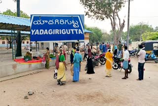 vegetable sellers break the lock down rules in yadagiri gutta