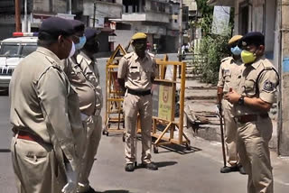 Bharuch SP meet policemen who are on duty