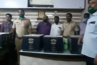 thieves who robbed liquer godown arrested by kurla police