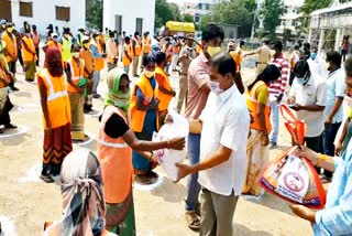 chief whip vinay bhaskar distribution groceries for sanitation workers in hanmakonda