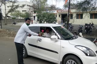 nilanga police giving roses to people to promote stay at home messages