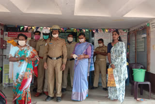 Auspicious women distributed drinks and masks to the police