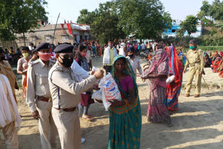 Dumra police station head distributed relief material
