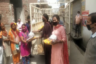 Jyoti Mahant of Hajipur distributed ration to 700 families, हाजीपुर की ज्योति महंत लोगों के लिए बनी फरिश्ता