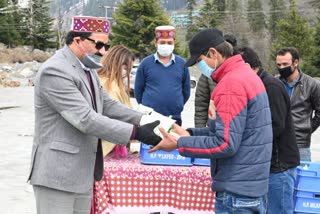 Govind Singh Thakur distributes ration to labourers