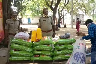 lock down effect SP Bhaskaran is the Suryapeta police who are distributing essentials to the homeless