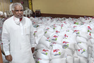 MLA B. Narayanarao distributes essential kit for wage laborers