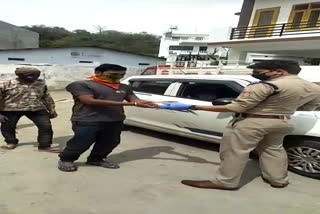 police distribute food