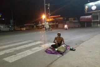 Sleeping poor on the streets, because Rainbasera is closed in Bhopal