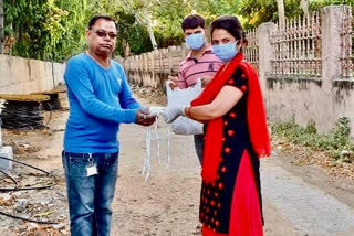 Corona Virus and Precautions: Western Railway Women's Welfare Association Prepares 5000 Reusable Cotton Masks