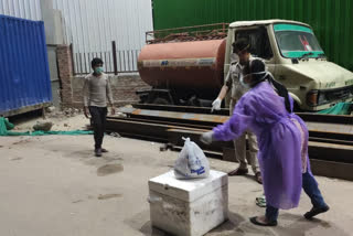 sarojini nagar police distribute ration to needy in delhli due to lockdown
